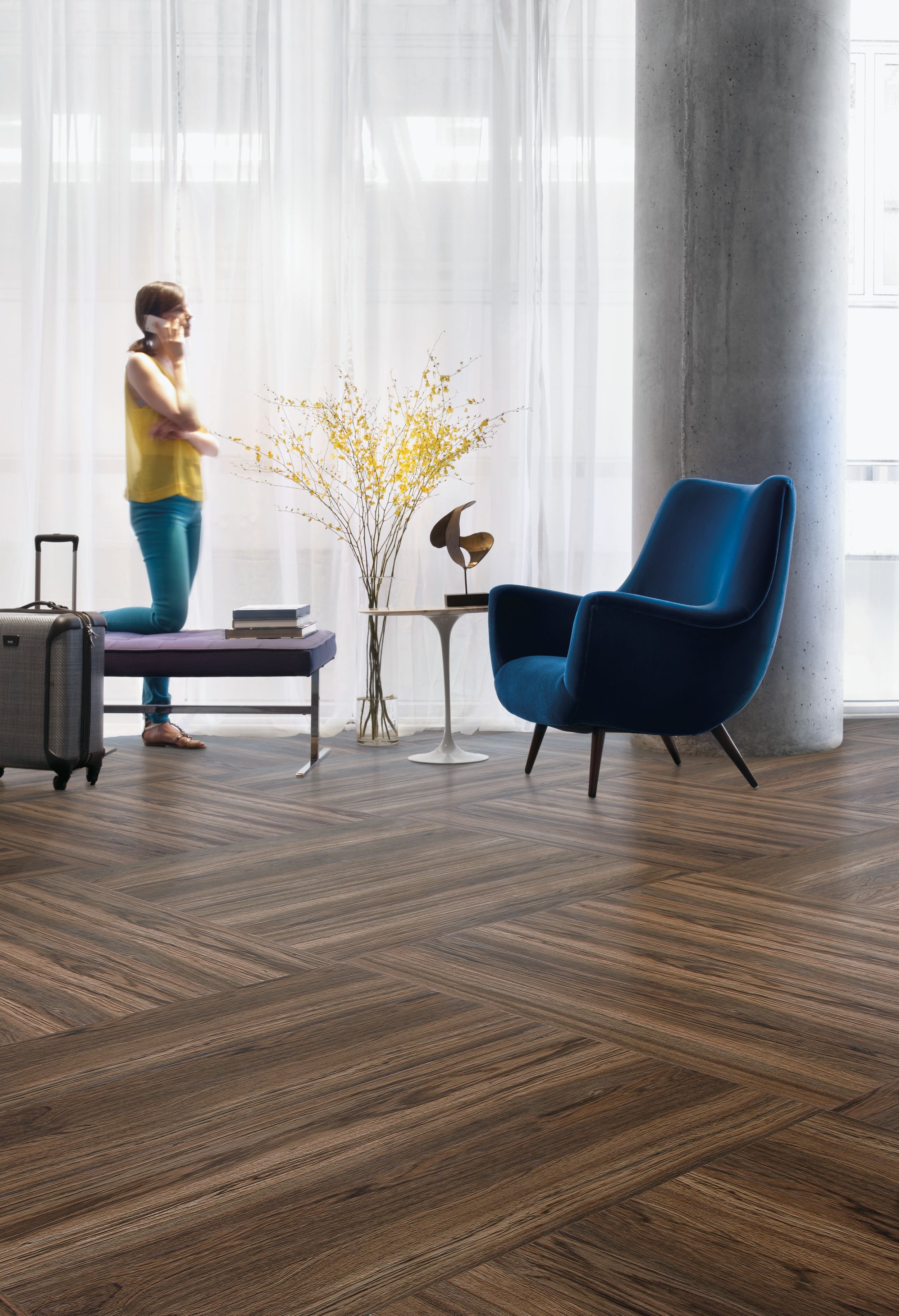Interface Natural Woodgrains lobby area with chair and table número de imagen 6